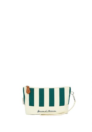 Kleine rechteckige Tasche mit grünen und weißen vertikalen Streifen, einem Handgelenksriemen, Reißverschluss und "Gassadi Amante" am unteren Rand gestickt.