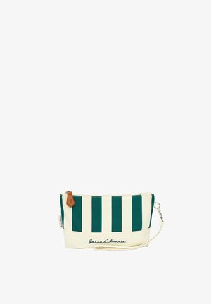 Pieni suorakaiteen muotoinen pussukka, jossa vihreät ja valkoiset pystysuorat raidat, ranneside, vetoketjusuljenta ja alareunaan kirjailtu teksti "Gassadi Amante".