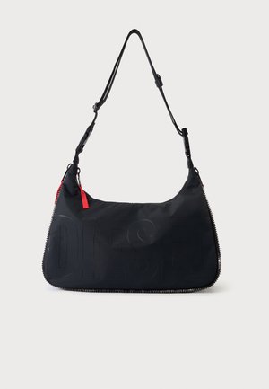 Sac épaule noir avec logo embossé "DIESEL", sangle réglable, tirette de fermeture rouge et bords zippés sur un fond uni.