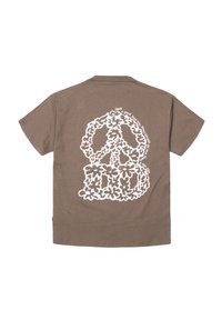 Camiseta de algodón marrón con un gran gráfico de un signo de paz floral blanco en la parte posterior, con texto que sigue la curvatura del diseño.