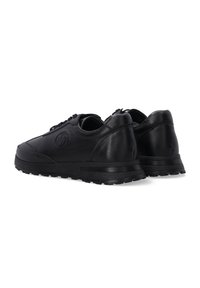 Czarne skórzane sneakersy mają zaokrąglony czubek, teksturowaną czarną podeszwę i subtelne logo z boku. W zestawie znajdują się sznurówki i wyściełany kołnierz.