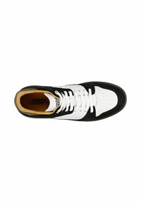 Zwart-witte sneaker met een geperforeerde neuskap, gevoerde kraag, witte veters en een bruin interieur. Contrasterende suède en leren texturen.