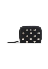 Cartera negra con cremallera, adornada con tachuelas metálicas de tono plateado y una pequeña letra "B" en el panel frontal, con una correa para la muñeca unida a la cremallera.