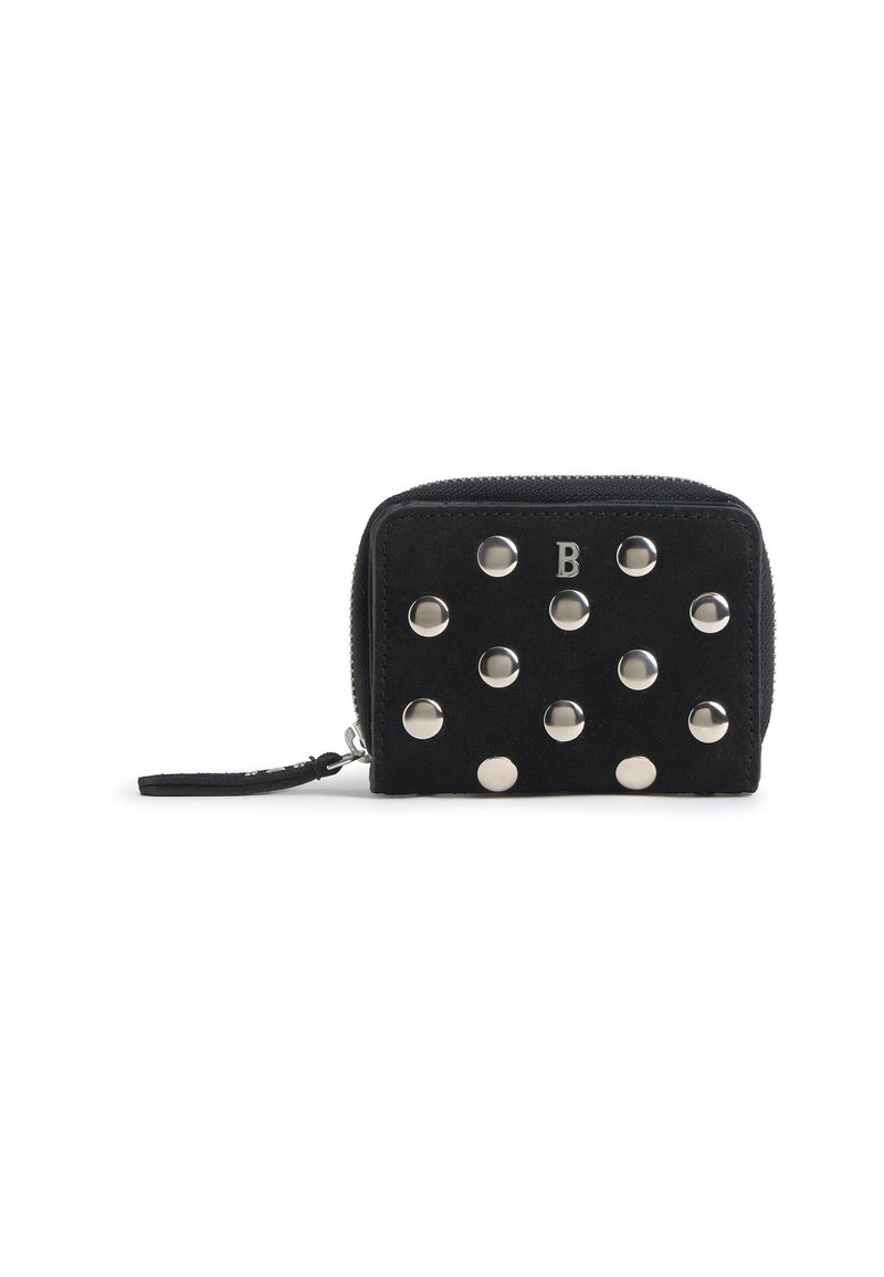 Cartera negra con cremallera, adornada con tachuelas metálicas de tono plateado y una pequeña letra "B" en el panel frontal, con una correa para la muñeca unida a la cremallera.