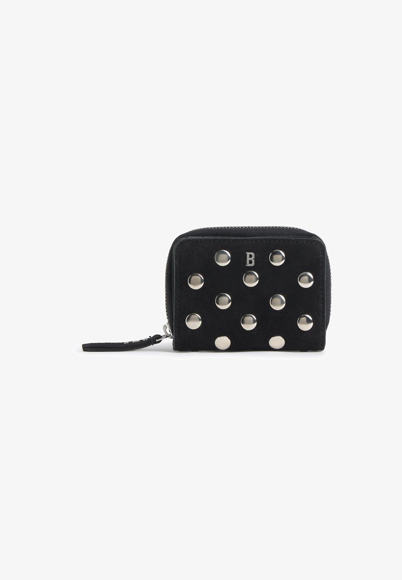 Cartera negra con cremallera, adornada con tachuelas metálicas de tono plateado y una pequeña letra "B" en el panel frontal, con una correa para la muñeca unida a la cremallera.