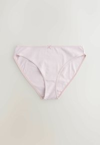 heleheleroosa puuvillane naiste bikiinistiilis aluspüksid väikese lipsukesega vöö joone keskel, laotatud valgele pinnale.