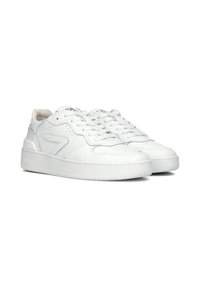 Witte leren sneakers met een laag ontwerp. Kenmerken zijn een ronde neus, een textuur rubberen zool en geperforeerde accenten voor ventilatie.