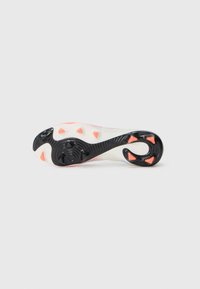 Schuhsohle mit weißem Grund, schwarzem Profilmuster und pinken Akzenten. Verfügt über ein geschwungenes Design und eine strukturierte Oberfläche für verbesserten Grip.