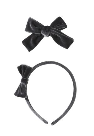 Schwarzes Samt-Haarband mit einer kleinen Schleife und einem separaten großen schwarzen Samt-Schleifen-Accessoire auf weißem Hintergrund.