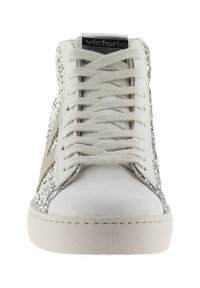Sneaker alte in pelle bianca con dettagli in glitter argento metallico, dotate di lacci piatti e una design a punta rotonda.