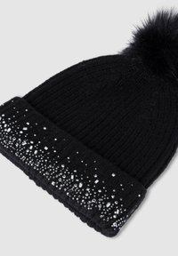 Czarna dziana czapka beanie z prążkowaną strukturą, z rzędem przejrzystych i srebrnych cyrkonii na brzegu oraz czarnym futrzanym pomponem na górze.