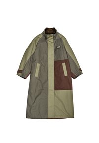 Abrigo largo con una mezcla de paneles en verde oliva, marrón y verde claro. Está hecho de un material suave, con cuello alto y bolsillos laterales.