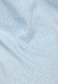 Hellblaues Denim-Gewebe mit glatter Textur und feiner Webart, das subtile Farbvariationen und ein leicht zerknittertes Erscheinungsbild aufweist.