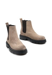 Beżowe zamszowe botki za kostkę z elastycznymi panelami bocznymi, okrągłym noskiem i solidną czarną gumową podeszwą z bieżnikiem.