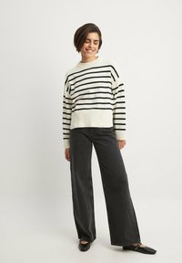 NA-KD STRIPED - Pulover - off white with black stripe