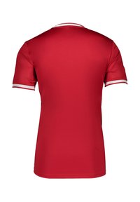 Rotes Sporttrikot mit kurzen Ärmeln und glatter Textur, mit einem weißen Rundhalsausschnitt und weißen Akzenten an den Ärmeln.