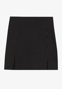 Svart skjørt med vertikale hvite striper, med en rett design og små sideåpninger i kanten. Glatt tekstur, skreddersydd passform.