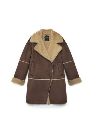 Manteau en shearling marron avec un large col, fermeture éclair sur le devant et deux poches latérales. Texture douce avec des accents crème au niveau du col, des poignets et des coutures.