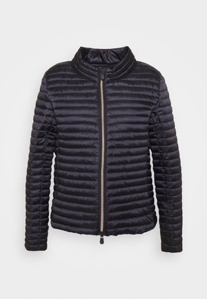 Veste matelassée noire avec fermeture éclair à l'avant, col montant et texture matelassée. Présente un design élégant avec une silhouette profilée.