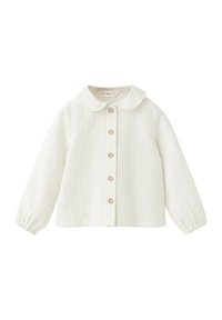 Bela rebrasta srajca na gumbe z dolgimi rokavi, okroglim ovratnikom in lesenimi gumbi vzdolž sprednje strani, s teksturirano tkanino.