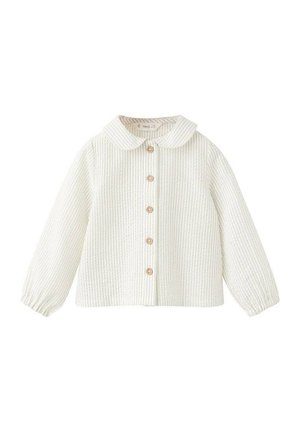 Chemise blanche côtelée à boutons, manches longues, col arrondi, et boutons en bois sur le devant, présentant un tissu texturé.