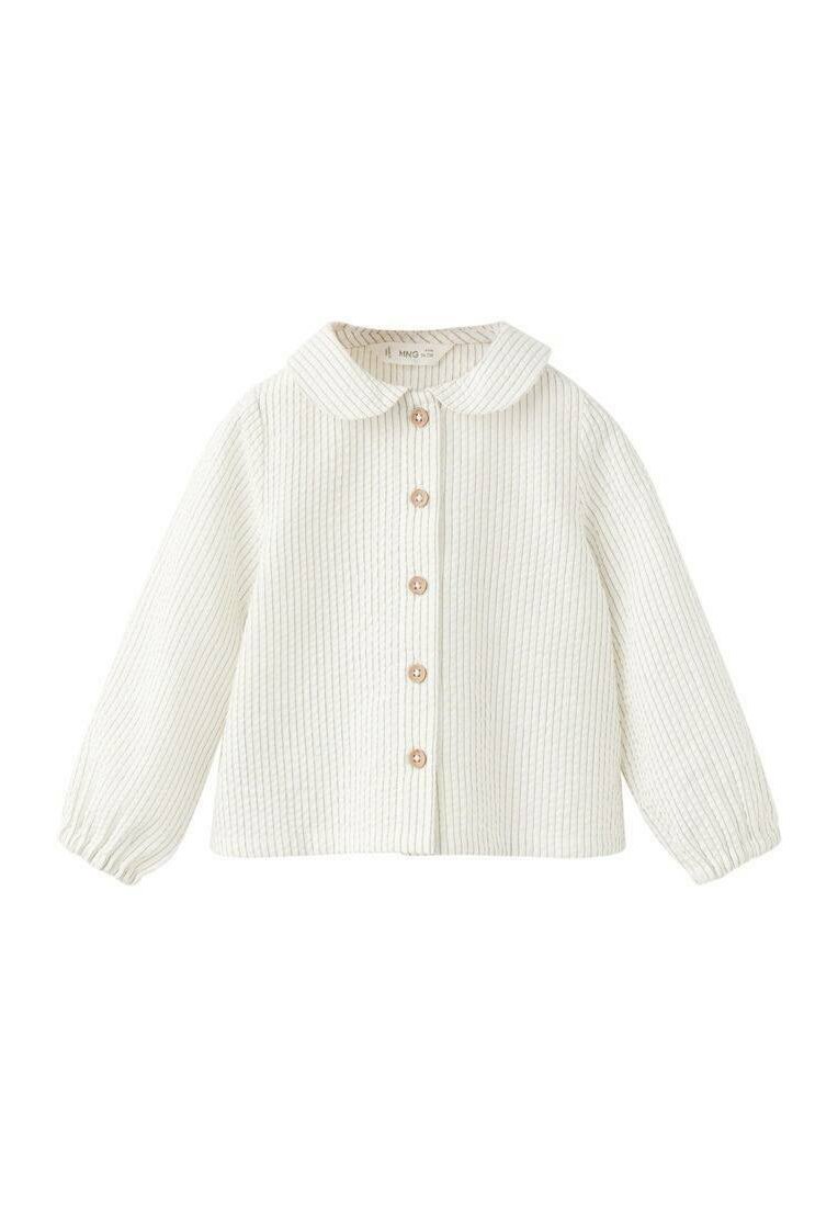 Bela rebrasta srajca na gumbe z dolgimi rokavi, okroglim ovratnikom in lesenimi gumbi vzdolž sprednje strani, s teksturirano tkanino.