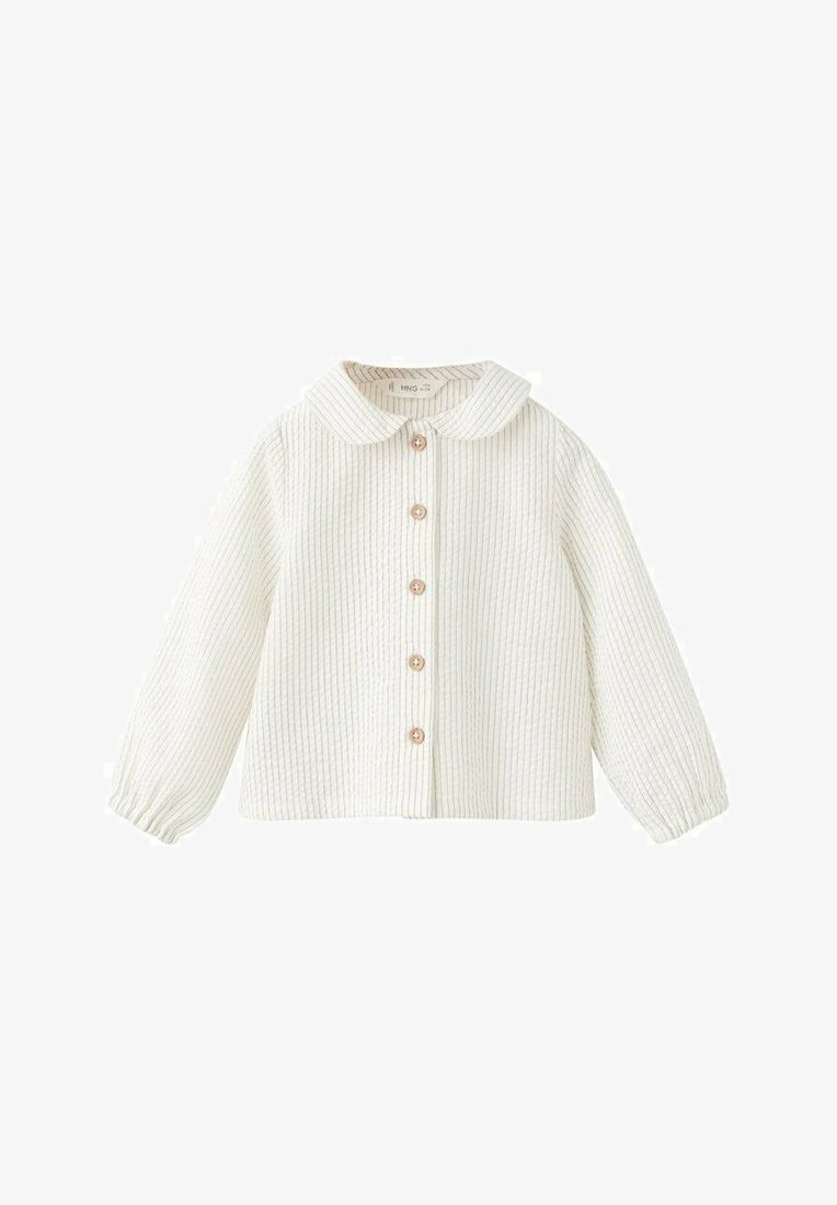 Biela rebrovaná košeľa na zapínanie s dlhými rukávmi, zaobleným golierom a drevenými gombíkmi vpredu, vyrobená z textúrovaného materiálu.