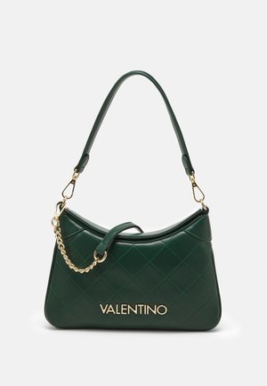 Sac à épaule matelassé vert foncé avec détail chaîne dorée et logo VALENTINO en lettres dorées sur le devant.