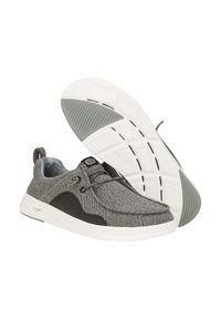 Scarpe atletiche grigie con tomaia in maglia testurizzata, suola bianca e dettagli neri. Presentano un design con lacci e suola decorata.