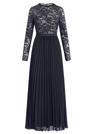 Marineblå langærmet kjole med blomstrede blonder på korset og ærmer, høj halsudskæring og plisseret chiffon nederdel, der går ned til gulvlængde.