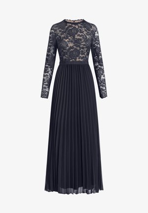 Vestido azul marino de manga larga con cuerpo y mangas de encaje floral, cuello alto y falda plisada de gasa que llega hasta el suelo.