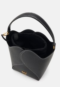 Czarna skórzana torebka o teksturowanym wykończeniu, zaokrąglonych górnych krawędziach, kontrastowym białym szwie oraz złotych akcentach. Podszewka wewnętrzna.