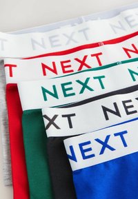 Vegyes boxeralsók rugalmas derékkal; színek: szürke, piros, zöld, fekete és kék; "NEXT" logó a derékban.