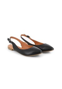 Mocasines de cuero negro con punta afilada, plantilla de color marrón y correa ajustable. Presentan lados abiertos y suela de madera plana.