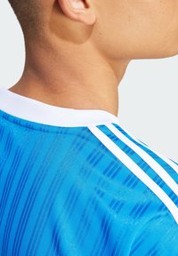 adidas Originals ADICOLOR - Marškinėliai su spaudiniu - bluebird white