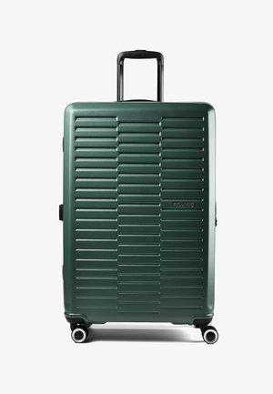 Grande valigia rigida verde scuro con scanalature orizzontali, quattro ruote girevoli e manico telescopico nero.
