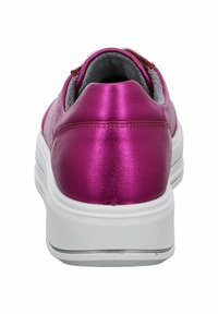 Sneaker metallico fucsia con colletto imbottito e suola in gomma bianca. Presenta una superficie liscia e cuciture rinforzate sul tallone.