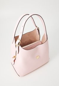 Roze leren handtas met een gestructureerde afwerking, gouden hardware accenten, dubbele handvatten en een interieur met ritsvak voor organisatie.