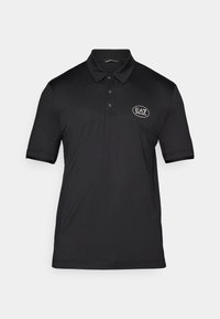 Polo noir en tissu texturé, avec un col à trois boutons et un petit logo blanc sur la poitrine gauche. Manches courtes.