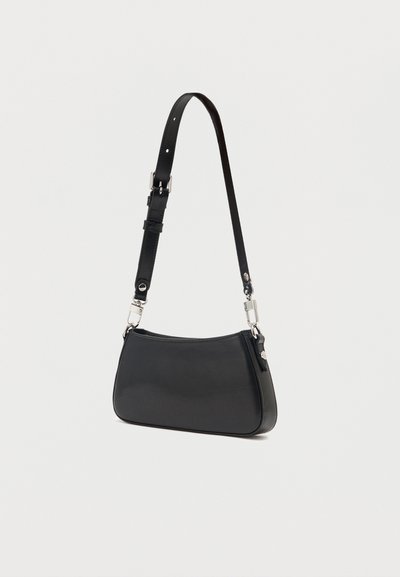 Μαύρη ορθογώνια δερμάτινη τσάντα ώμου με ρυθμιζόμενο λουρί και ασημένιες μεταλλικές πόρπες, πάνω σε απλό ανοιχτόχρωμο φόντο.