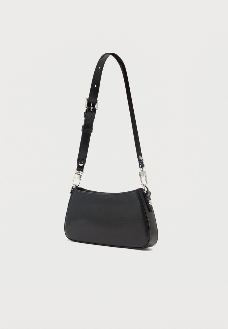 Sacoche d'épaule rectangulaire noire en cuir avec bandoulière réglable et fermoirs en métal argenté sur un fond clair uni.