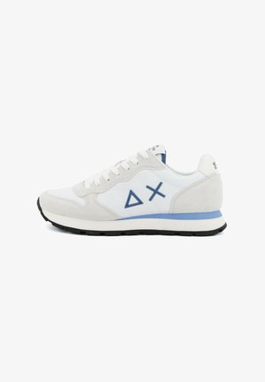 Sneaker bianca e grigio chiaro con simboli a triangolo e X blu sul lato, lacci bianchi, striscia blu sulla suola e suola esterna nera scolpita.