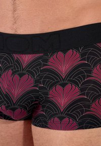 Heren boxershorts in een geometrisch rood en zwart patroon, met een gestructureerde zwarte tailleband met branding, een slim fit snit en zachte stof.