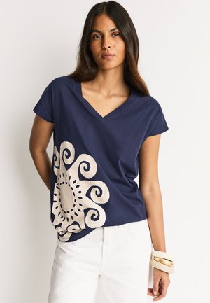 Next REGULAR FIT - V-NECK CAP SLEEVE  - Tricou cu imprimeu - navy sun graphic