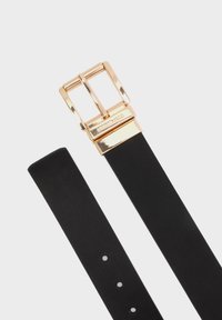 Ceinture en cuir noir avec une boucle en métal doré à double ardillon, dotée de plusieurs trous d'ajustement le long de la sangle pour personnaliser la taille.