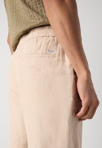 Scotch & Soda SEASONAL CORE BERMUDA - Shorts - soft camel