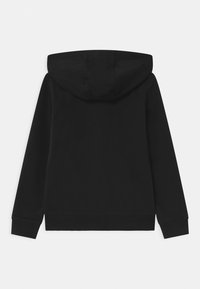 Felpa nera con una texture liscia e uniforme, dotata di cappuccio foderato, polsini e orlo a costine. Il design è semplice e privo di decorazioni.