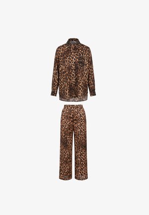 Langærmet skjorte med knapper og bukser med elastisk talje, begge med brun og sort leopardprint.
