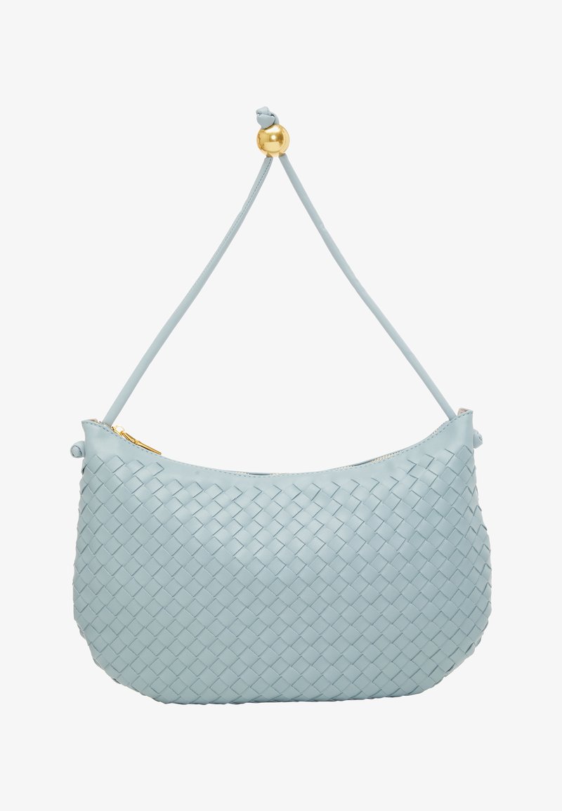 Ljusblå vävd läderhandväska med rund form, en gyllene sfärisk detalj på remmen och ett blixtlåsförsett topplock.