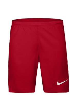 Røde atletikshorts med elastisk linning og lille hvid Nike-logo på det nederste højre ben mod en hvid baggrund.
